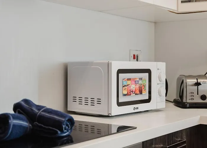 Bright 3bed Townhouse By Homely! *