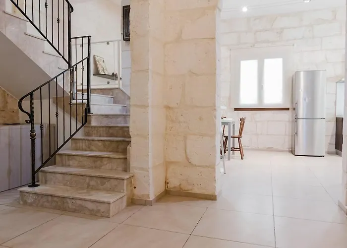 Bright 3bed Townhouse By Homely! *